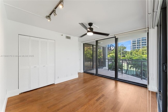 Building Photo - 2843 S Bayshore Dr