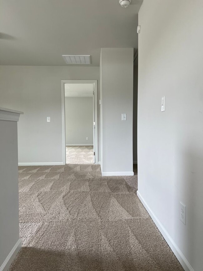 Building Photo - Nice on New Home Place