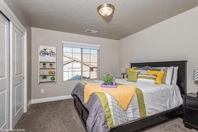 Building Photo - Bright & Spacious Desert Townhome