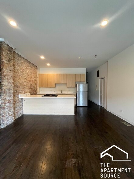 Building Photo - 2833 W Medill Ave