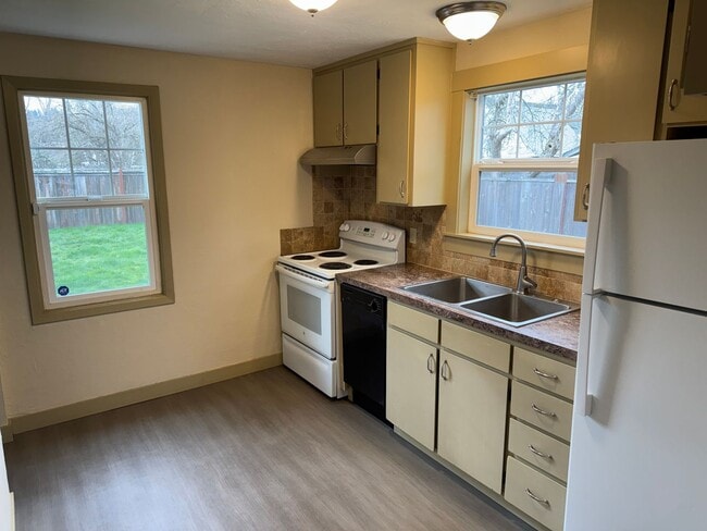 Building Photo - Updated 2 bedroom 1 bath house in Eugene!