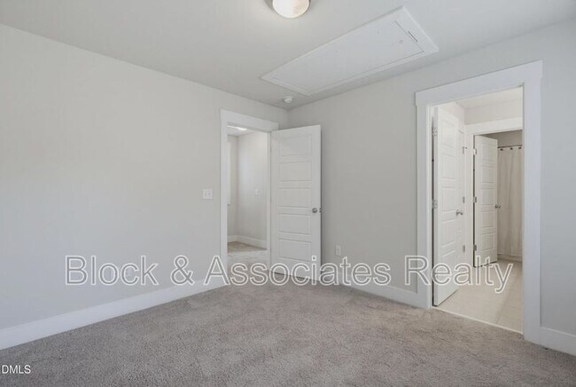 Building Photo - 682 Vine Pkwy