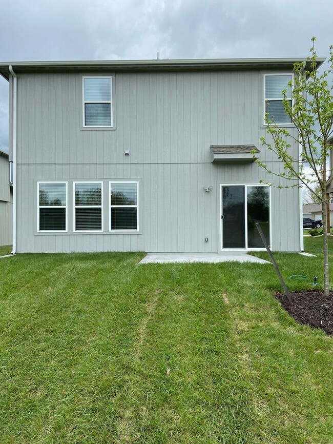 Building Photo - Three Bedroom | Two and a Half Bath Home i...