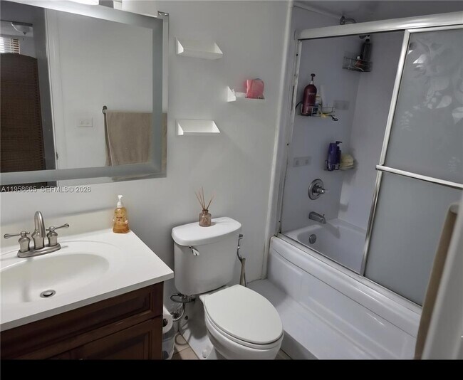 Building Photo - 14221 N Kendall Dr