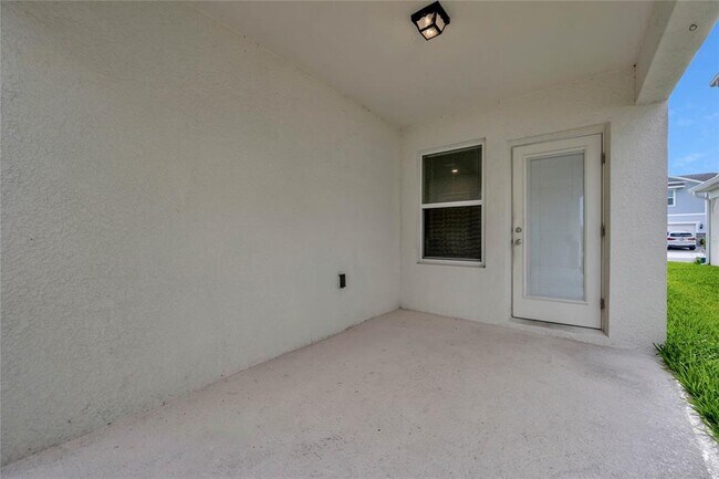 Building Photo - 1917 Summer Serenity Dr