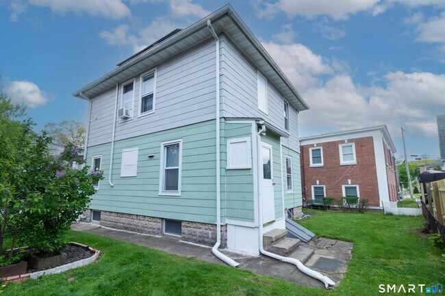 Building Photo - 271 Brown St