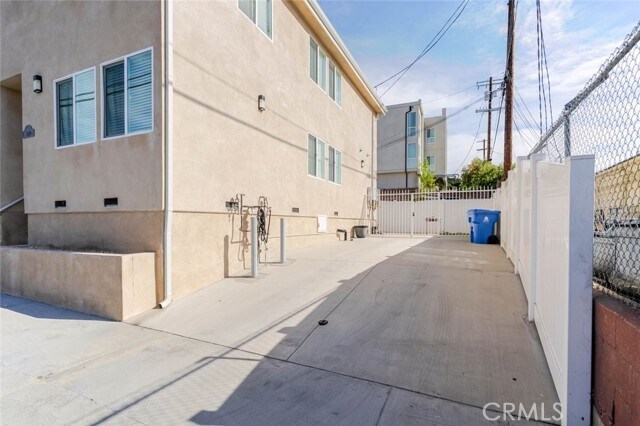 Building Photo - 9920 Pinewood Ave