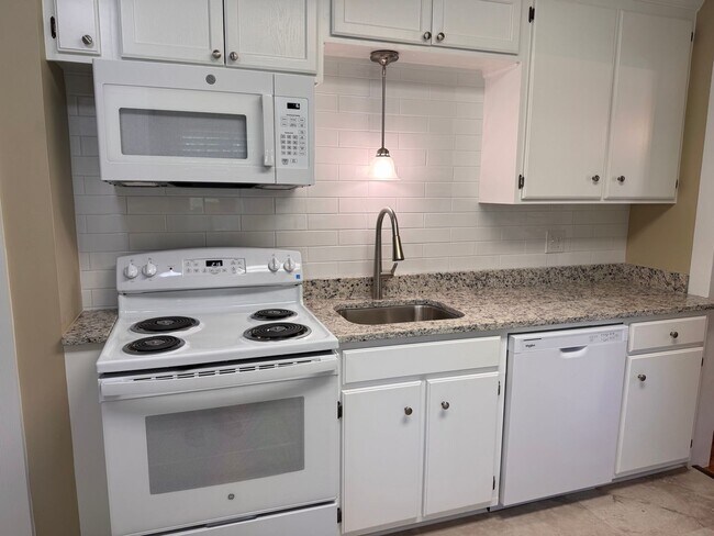 Building Photo - 3 Bed, 1 Bath Newly Renovated Home in Asheboro!
