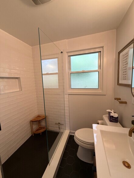 Upstairs Full Bath - 3315 Dumas Dr