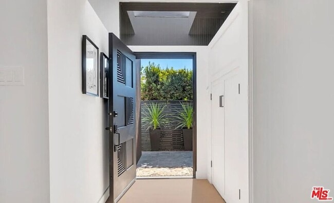 Building Photo - 418 N Bowling Green Way