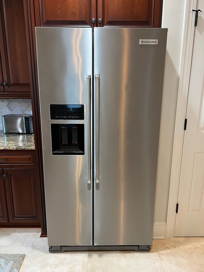 Building Photo - Walk to the Beach from this Furnished and Renovated Condo!