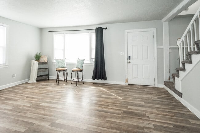 Building Photo - Charming 4-bedroom Cape Cod residence.