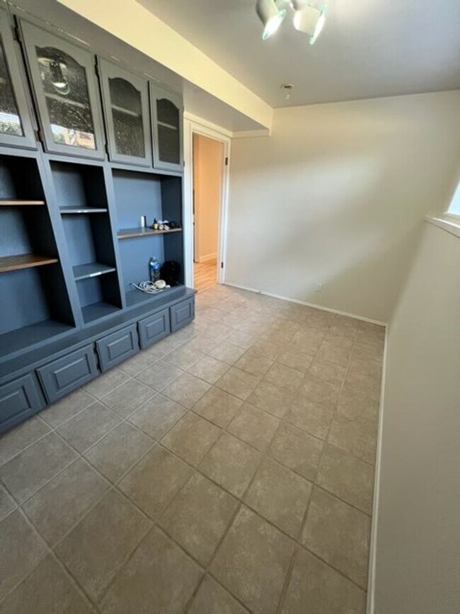 Building Photo - $3950 2520 SqFt, SFH/4BDR,2BA,office/Garag...