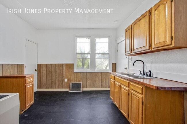 Building Photo - 175 Freund St