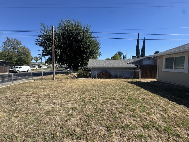 Building Photo - Beautiful 3 bedroom 2 bathroom single story!