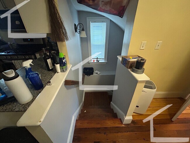 Building Photo - Don't miss out on this 6 bed 2 bath in Mission Hill...