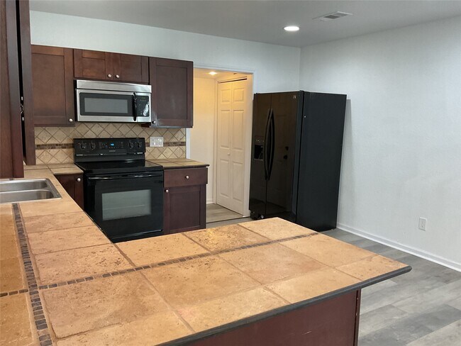 Building Photo - 5728 Sylvia Dr