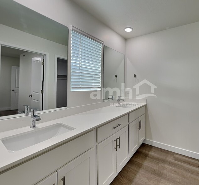 Building Photo - 1272 W Mahogany St