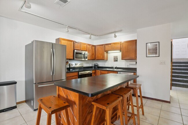 Building Photo - Serenity and Views with this 3 bedroom/3Bathroom Townhome in Buffalo Ridge