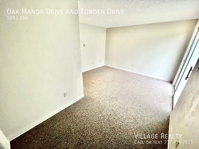 Building Photo - FEW STEPS, No one above or below! Cozy 1-B...