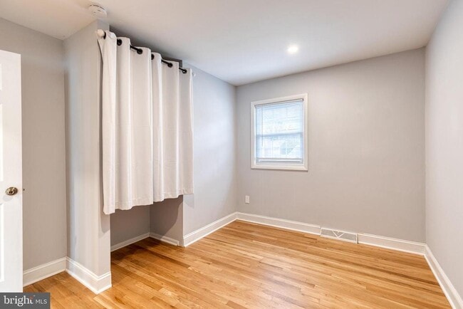 Building Photo - 617 Oak Ln