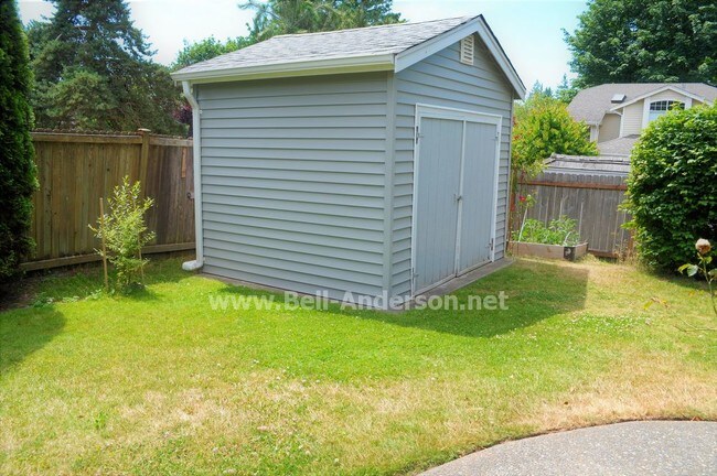 Building Photo - APPLICATION PENDING View Ridge Home with Thr