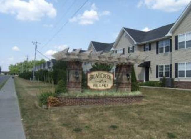 Building Photo - 2121 S Greenwood Dr