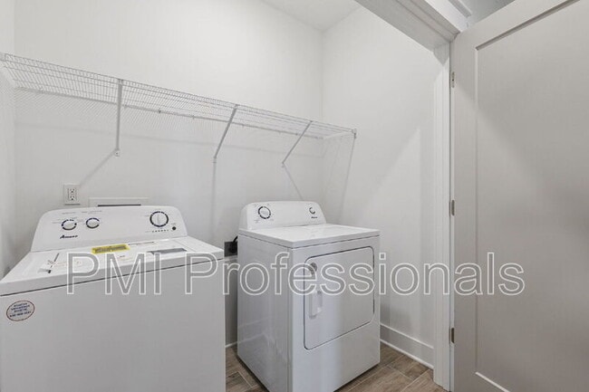 Building Photo - 227 S Bilbro Ave