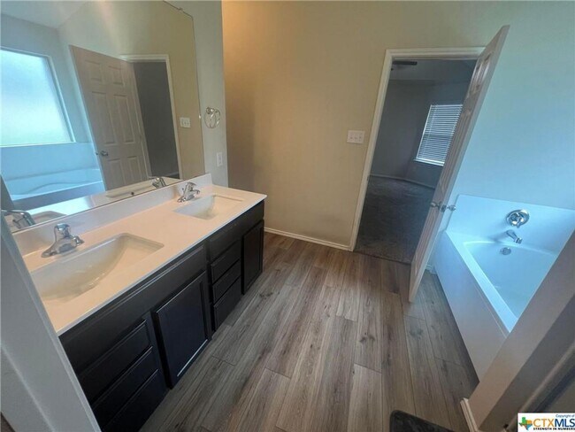 Building Photo - Lovely 3 bed 2 bath coming soon!