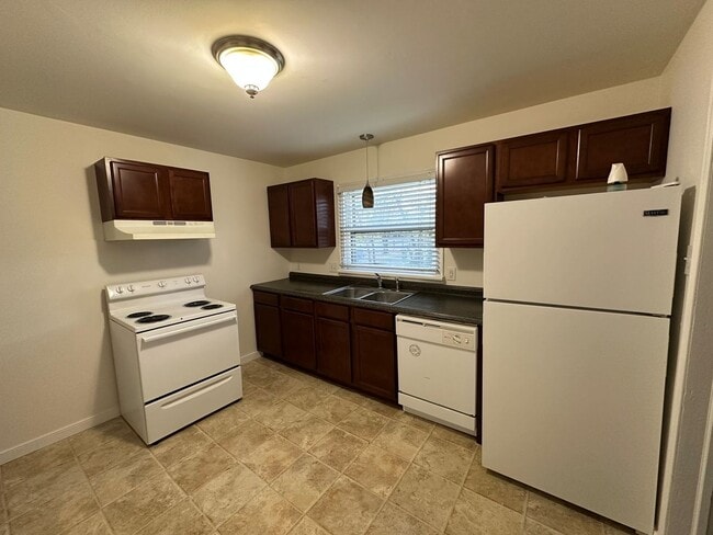 Building Photo - Rancher with Large Back Yard!