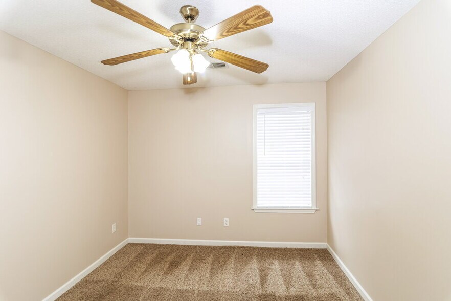 Building Photo - 10255 Green Moss Dr S