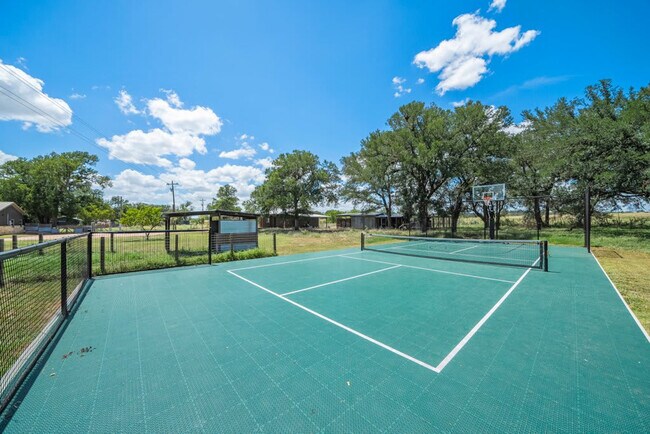 Building Photo - 1740 W Live Oak St