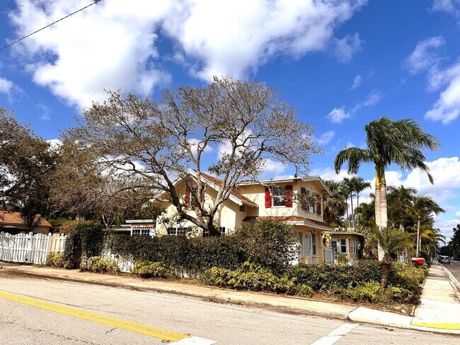 Building Photo - 303 N Lakeside Dr