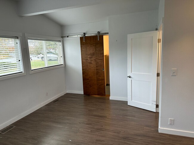 Building Photo - Recent Renovated Anacortes Two Bedroom