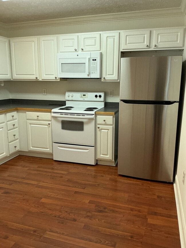 Building Photo - 2 BR 2.5 BA Condo in Gated Community- Mall...