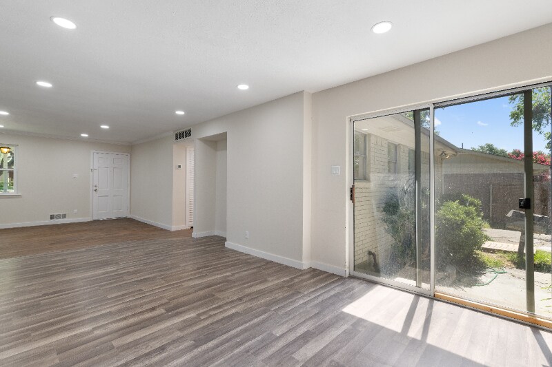 Building Photo - 529 Melrose Dr