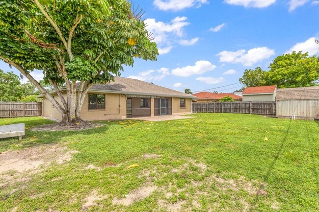 Building Photo - ** GOLDEN GATE CITY ** 3 BED + DEN / 2 BATH - FENCED YARD - NO HOA! - ANNUAL RENTAL