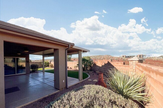 Building Photo - Single family with views and covered patio.