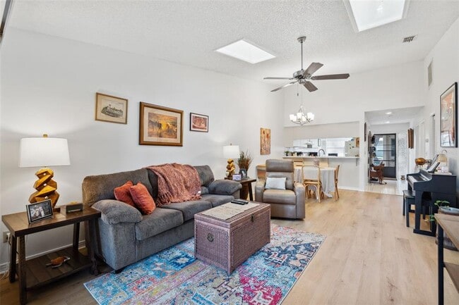 Building Photo - 2902 Oak Cir