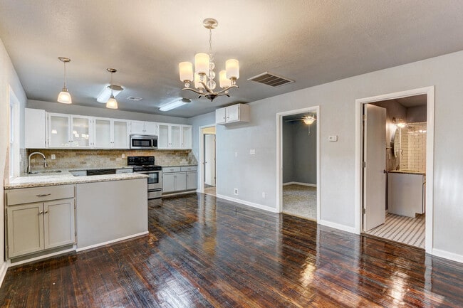 Building Photo - Remodeled Retreat w/ Covered Patio, Front ...