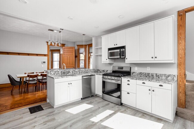 Building Photo - 319 E 13th St