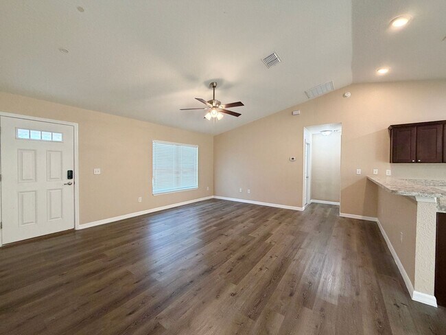 Building Photo - Desirable SE Neighborhood - 3/2/2 Silver Spring Shores **Available NOW**
