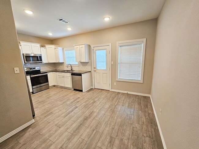 Building Photo - Beautiful 3 Bed/2.5 Bath Townhome in Chaff...