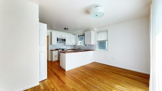 Building Photo - 23 Holman St