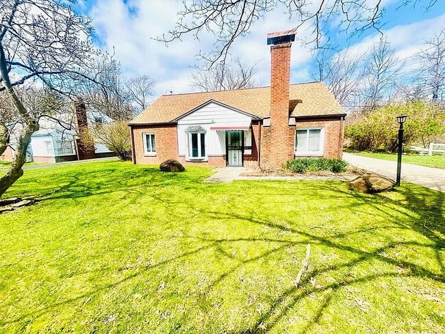 Building Photo - Welcome to this beautiful single-family home in South Euclid, OH.