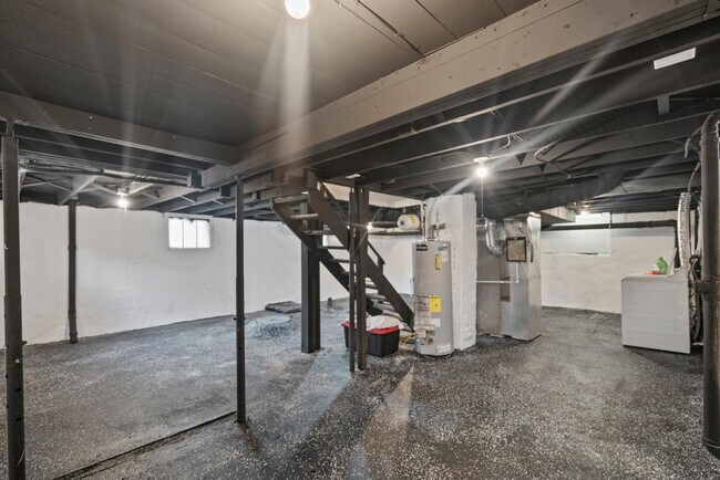 Building Photo - 631 SW Lindenwood Ave