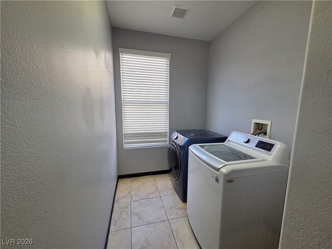 Building Photo - 5642 Wedgefield St