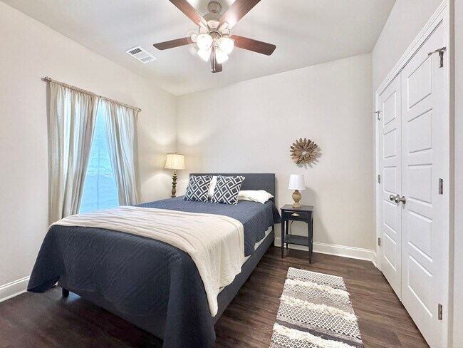 Building Photo - Elegant Townhouse in StoneLake Village – Stylish 3BR/2BA with Garage & Patio