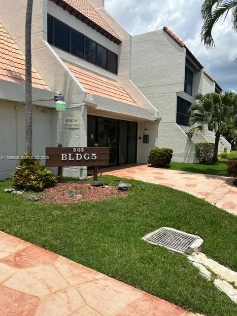 Building Photo - 303 Racquet Club Rd