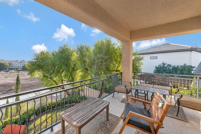 Building Photo - Queensridge Beauty - 5 bedroom on a 1/4+ acre lot